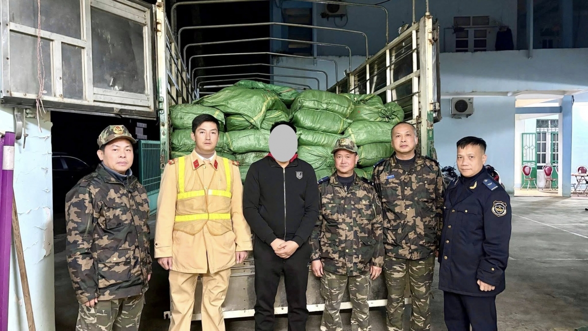 Đối tượng c&ugrave;ng tang vật bị lực lượng chức năng bắt giữ. Ảnh: TB