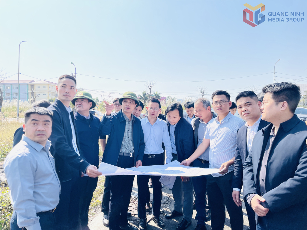 &Ocirc;ng Vũ Văn Diện, Ph&oacute; Chủ tịch Thường trực UBND tỉnh Quảng Ninh v&agrave; Tổ c&ocirc;ng t&aacute;c trực tiếp đi kiểm tra thực địa tại Dự &aacute;n