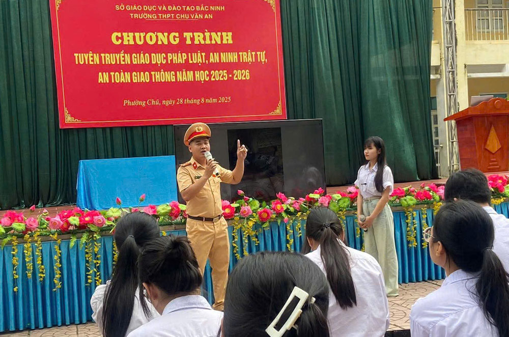 Cảnh s&aacute;t giao th&ocirc;ng tuy&ecirc;n truyền luật giao th&ocirc;ng cho học sinh.