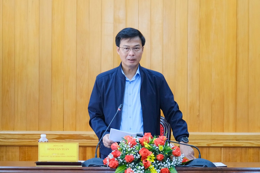 Đồng chí Đinh Văn Tuấn, Tỉnh ủy viên, Phó Chủ tịch UBND tỉnh Lâm Đồng phát biểu tại cuộc họp Đồng chí Đinh Văn Tuấn, Tỉnh ủy viên, Phó Chủ tịch UBND tỉnh Lâm Đồng phát biểu tại cuộc họp