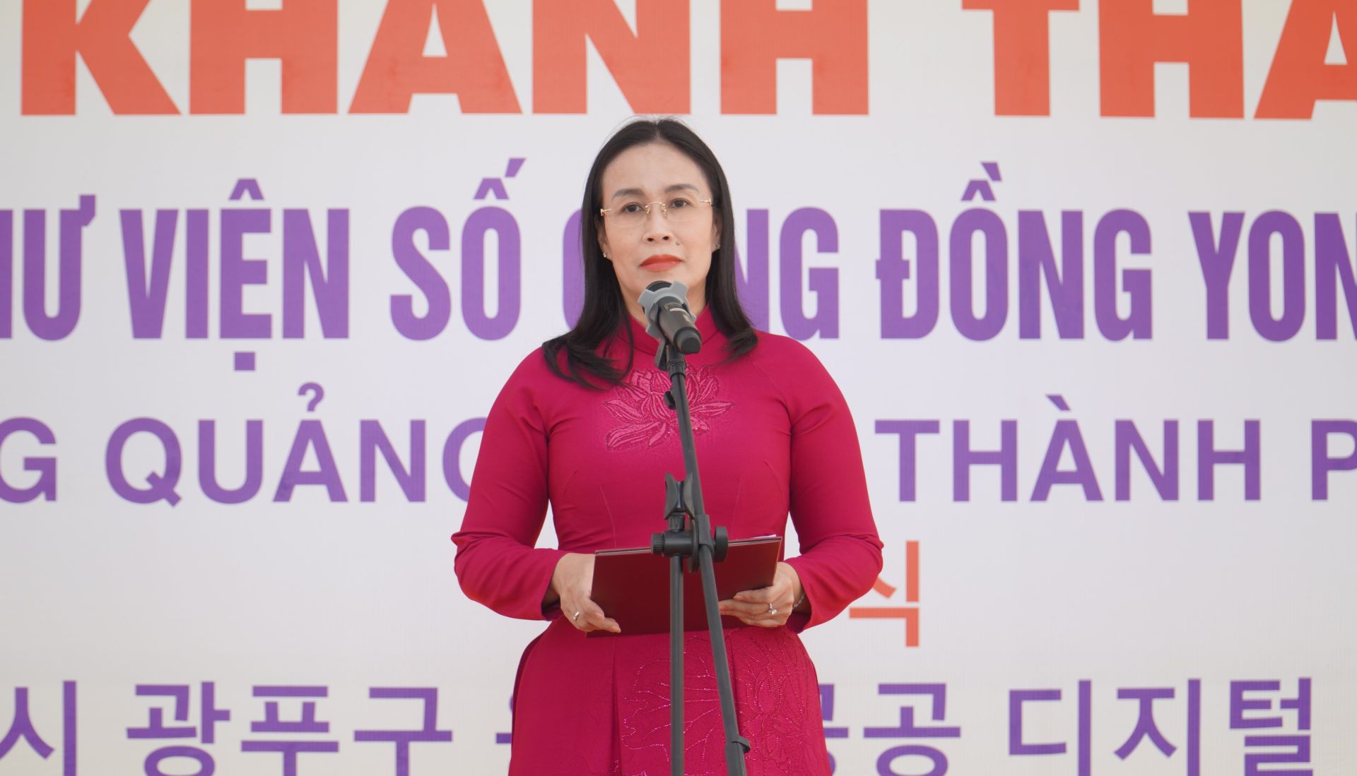 Ph&oacute; Chủ tịch UBND TP. Đ&agrave; Nẵng b&agrave; Nguyễn Thị Anh Thi ph&aacute;t biểu tại buổi lễ.