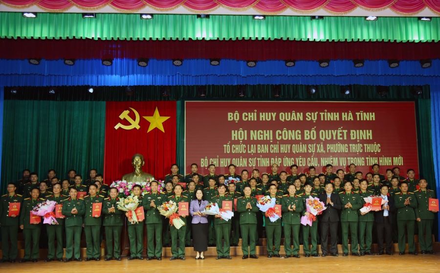 Hà Tĩnh: Trao quyết định bổ nhiệm 69 Chỉ huy trưởng Ban CHQS cấp xã, phường