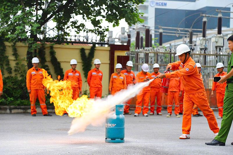 C&ocirc;ng nh&acirc;n EVNHANOI thực h&agrave;nh sử dụng b&igrave;nh cứu hỏa tại buổi bồi huấn PCCC