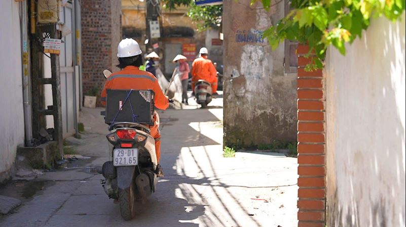 C&ocirc;ng nh&acirc;n EVNHANOI sử dụng loa ph&aacute;t thanh tuy&ecirc;n truyền PCCC