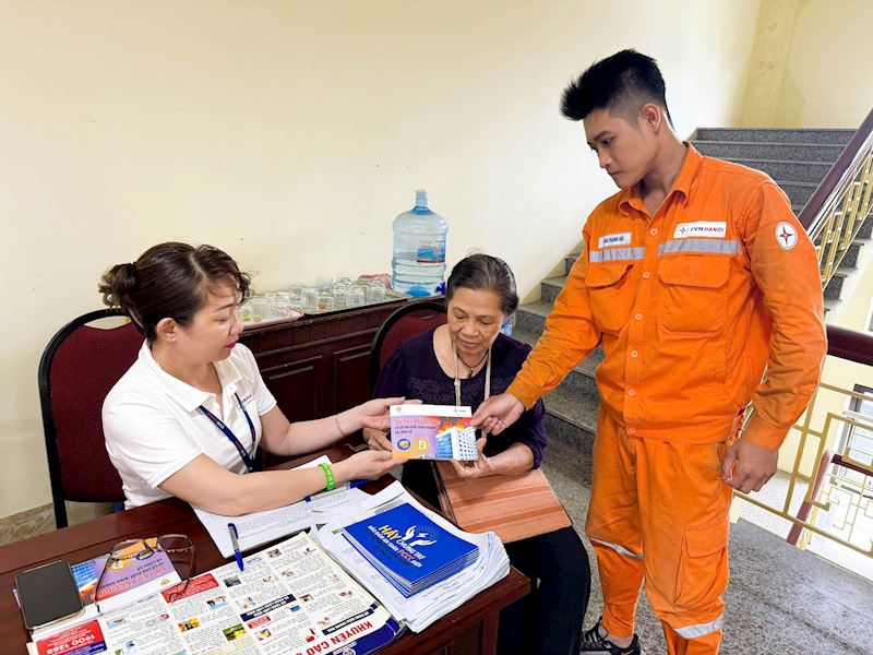 Người d&acirc;n được ph&aacute;t sổ tay PCCC điện tại c&aacute;c buổi tuy&ecirc;n truyền