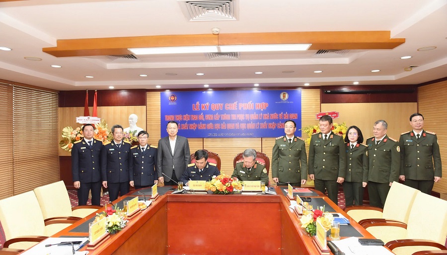 K&yacute; k&ecirc;́t Quy chế phối hợp trong thực hiện trao đổi, cung cấp th&ocirc;ng tin phục vụ quản l&yacute; nh&agrave; nước về hải quan v&agrave; xuất nhập cảnh giữa Cục Hải quan v&agrave; Cục Quản l&yacute; xuất nhập cảnh