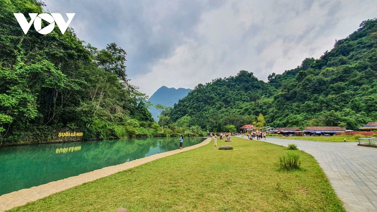 Chủ tịch Hồ Chí Minh - Người mang mùa xuân về núi rừng Việt Bắc