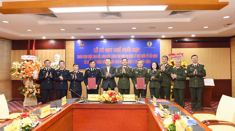 Ký kết Quy chế phối hợp quản lý nhà nước về hải quan và xuất nhập cảnh