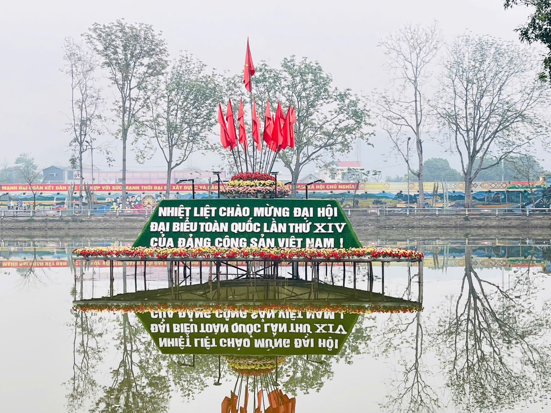 Sắc cờ rực rỡ khắp L&agrave;o Cai, kh&iacute; thế hướng về Đại hội XIV của Đảng