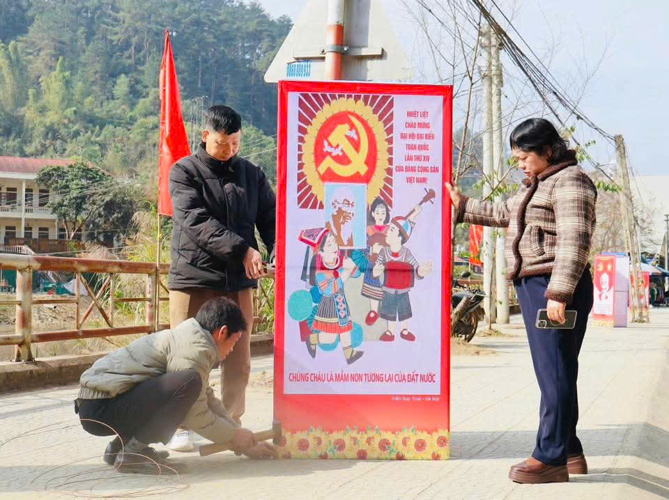 Triển khai thi c&ocirc;ng lắp đặt pano, &aacute;p ph&iacute;ch tại x&atilde; M&ugrave; Cang Chải