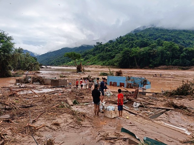 Hơn 140 tỷ đồng được bố tr&iacute; x&acirc;y khu t&aacute;i định cư cho người d&acirc;n v&ugrave;ng lũ Nghệ An.