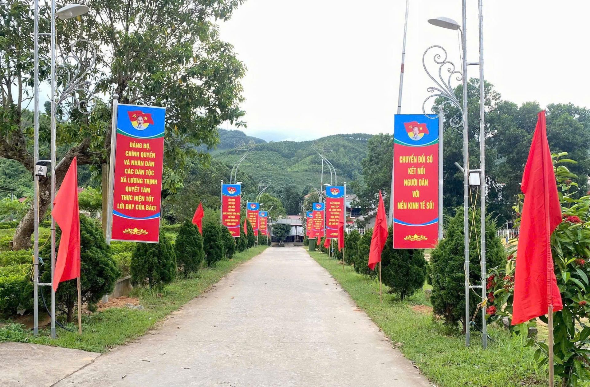 C&aacute;c pan&ocirc; với nội dung ch&agrave;o mừng Đại hội được triển khai tại x&atilde; Lương Thịnh