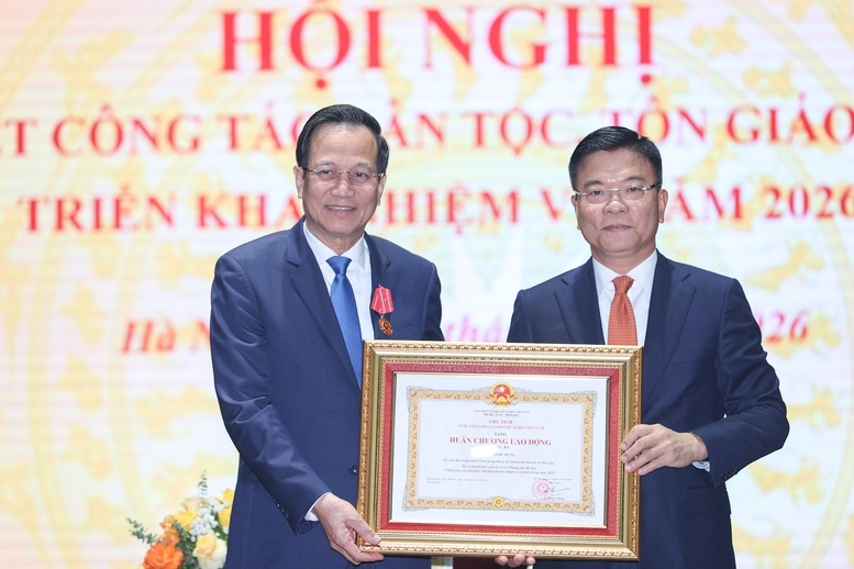Thay mặt l&atilde;nh đạo Đảng, Nh&agrave; nước, Ph&oacute; Thủ tướng L&ecirc; Th&agrave;nh Long trao Hu&acirc;n chương Lao động hạng Ba tặng Bộ trưởng Đ&agrave;o Ngọc Dung về th&agrave;nh t&iacute;ch xuất sắc trong chỉ đạo triển khai Chương tr&igrave;nh x&oacute;a nh&agrave; tạm, dột n&aacute;t - Ảnh: VGP/Đức Tu&acirc;n
