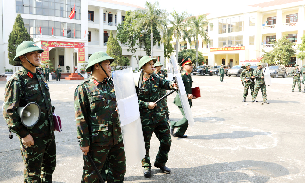 Đo&agrave;n kiểm tra c&ocirc;ng t&aacute;c sẵn s&agrave;ng chiến đấu tại Trung đo&agrave;n 831.