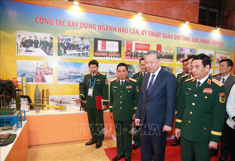 Tổng B&iacute; thư T&ocirc; L&acirc;m tham quan triển l&atilde;m trưng b&agrave;y c&aacute;c sản phẩm của Tổng cục Hậu cần - Kỹ thuật - Ảnh: TTXVN