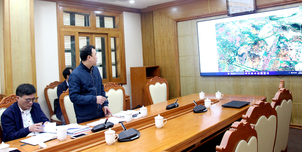 Đại diện Ban Quản l&yacute; dự &aacute;n x&acirc;y dựng Quế V&otilde; b&aacute;o c&aacute;o tiến độ thực hiện một số dự &aacute;n.