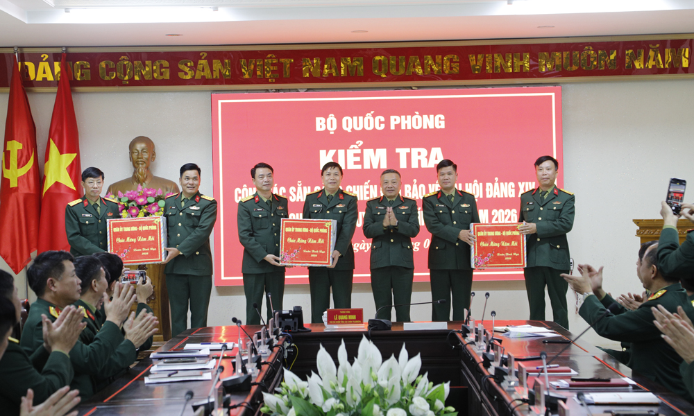 Thượng tướng L&ecirc; Quang Minh trao qu&agrave; Tết của Qu&acirc;n ủy Trung ương, Bộ Quốc ph&ograve;ng cho Bộ Chỉ huy qu&acirc;n sự tỉnh v&agrave; một số đơn vị trực thuộc.