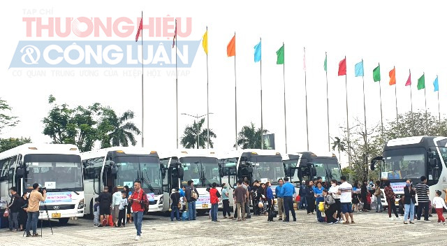 gần 2.000 v&eacute; t&agrave;u cũng sẽ được trao tặng cho đo&agrave;n vi&ecirc;n v&agrave; người th&acirc;n ho&agrave;n cảnh kh&oacute; khăn c&oacute; nhu cầu về qu&ecirc; đ&oacute;n Tết.