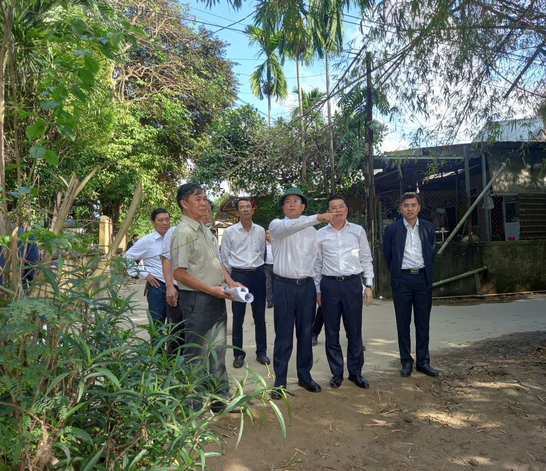 Đo&agrave;n c&ocirc;ng t&aacute;c đứng tại bến đ&ograve; Cồn Hến, điểm ph&oacute;ng tuyến qua s&ocirc;ng Hương nối với đường Nguyễn Bỉnh Khi&ecirc;m (phường Ph&uacute; Xu&acirc;n)