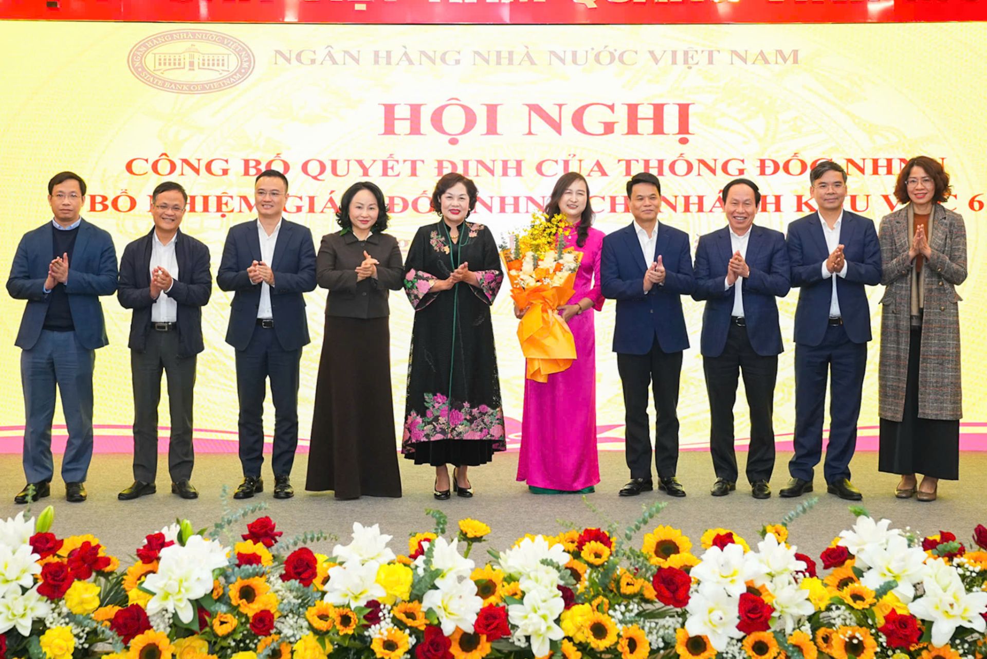 L&atilde;nh đạo th&agrave;nh phố tặng hoa ch&uacute;c mừng Gi&aacute;m đốc Ng&acirc;n h&agrave;ng Nh&agrave; nước chi nh&aacute;nh Khu vực 6 Nguyễn Thị Dung.