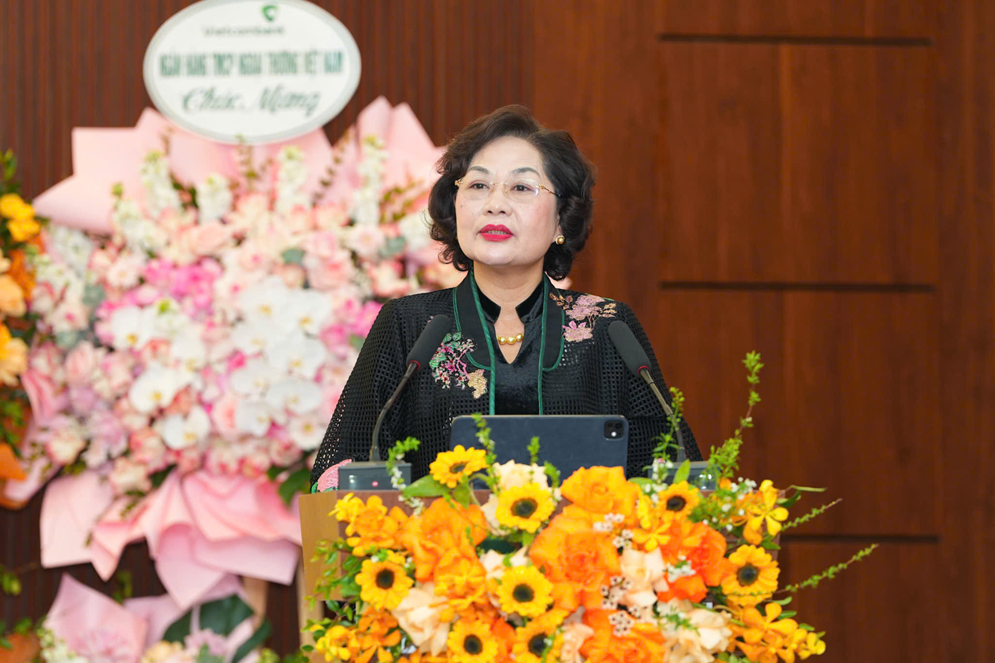 Thống đốc NHNN Việt Nam Nguyễn Thị Hồng ph&aacute;t biểu giao nhiệm vụ.