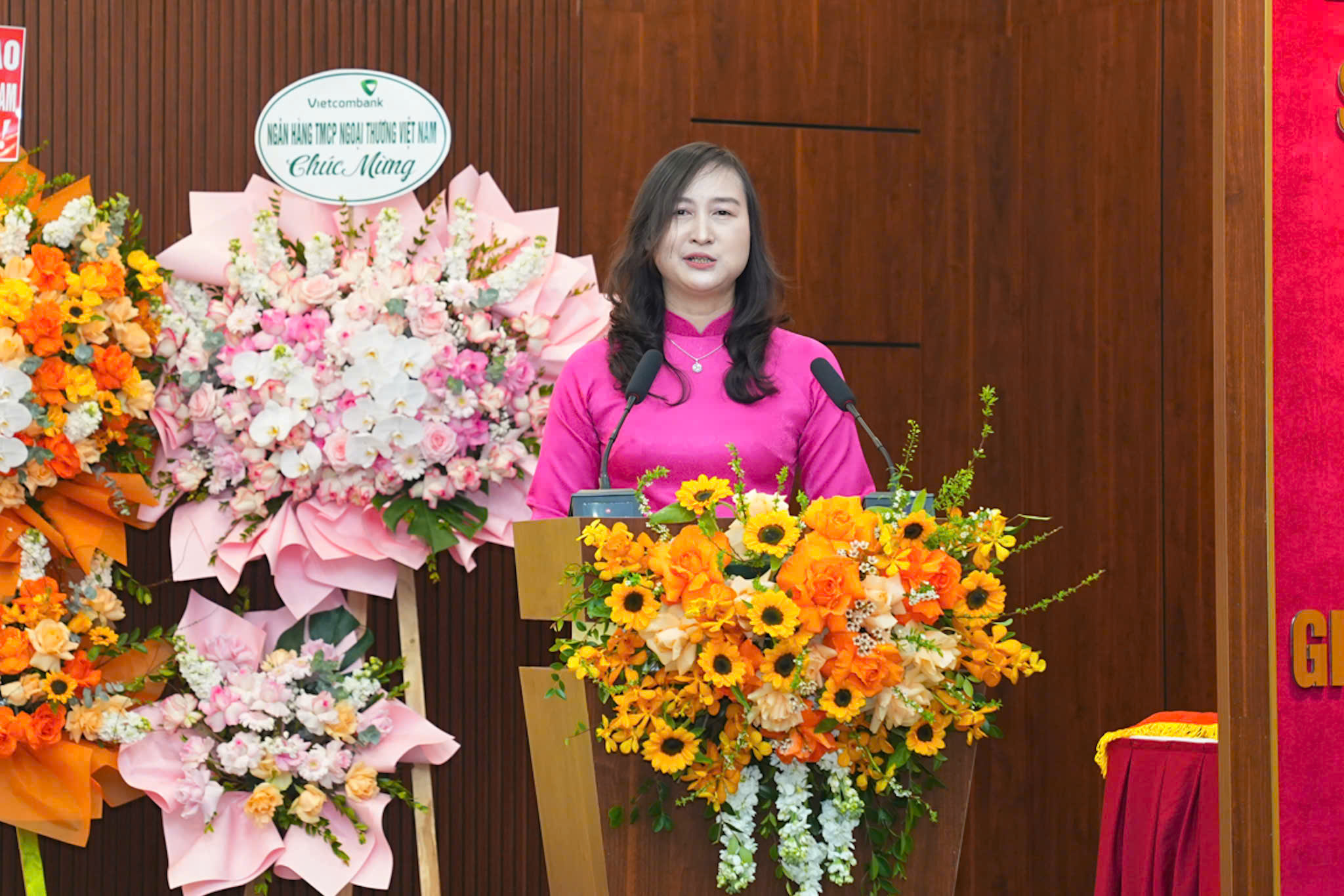 Gi&aacute;m đốc NHNN chi nh&aacute;nh Khu vực 6 Nguyễn Thị Dung khẳng định s c&ugrave;ng tập thể chi nh&aacute;nh x&acirc;y dựng khối đo&agrave;n kết nội bộ vững mạnh, quyết t&acirc;m thực hiện thắng lợi c&aacute;c nhiệm vụ ch&iacute;nh trị m&agrave; Thống đốc v&agrave; l&atilde;nh đạo th&agrave;nh phố giao ph&oacute;.