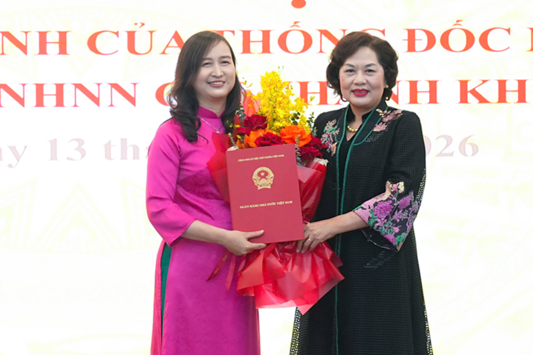 Thống đốc NHNN Việt Nam Nguyễn Thị Hồng trao Quyết định bổ nhiệm cho Gi&aacute;m đốc Ng&acirc;n h&agrave;ng Nh&agrave; nước chi nh&aacute;nh Khu vực 6 Nguyễn Thị Dung.