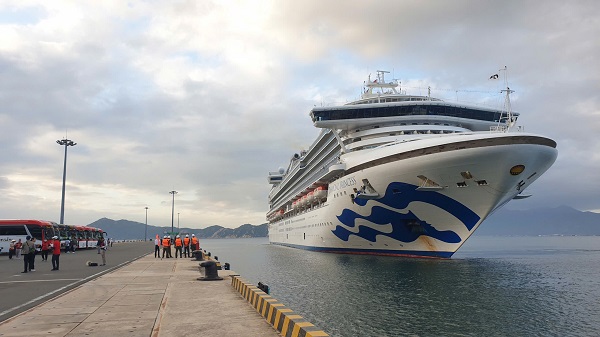 Cảnh đ&oacute;n t&agrave;u biển Diamond Princess tại Cảng Quốc tế Cam Ranh
