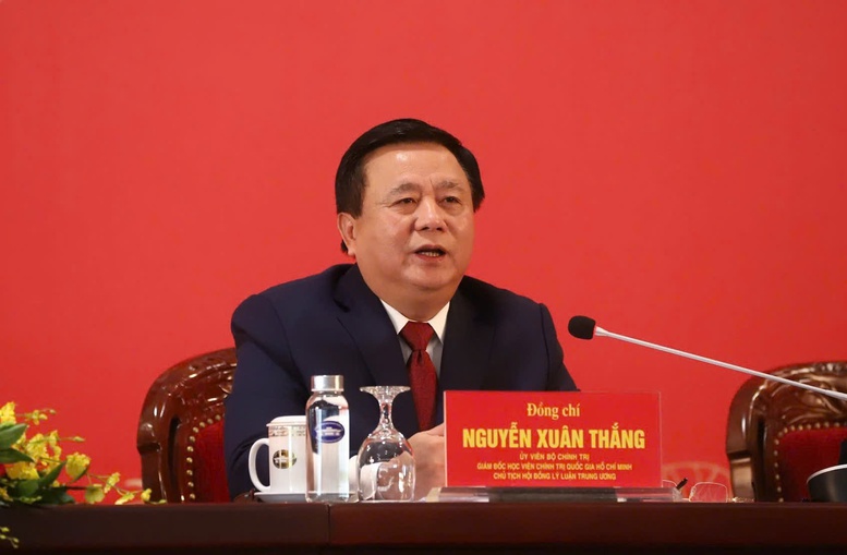 Ủy vi&ecirc;n Bộ Ch&iacute;nh trị, Gi&aacute;m đốc Học viện Ch&iacute;nh trị quốc gia Hồ Ch&iacute; Minh, Chủ tịch Hội đồng L&yacute; luận Trung ương Nguyễn Xu&acirc;n Thắng n&ecirc;u những điểm mới của Đại hội XIV của Đảng - Ảnh: VGP/Vũ Phong