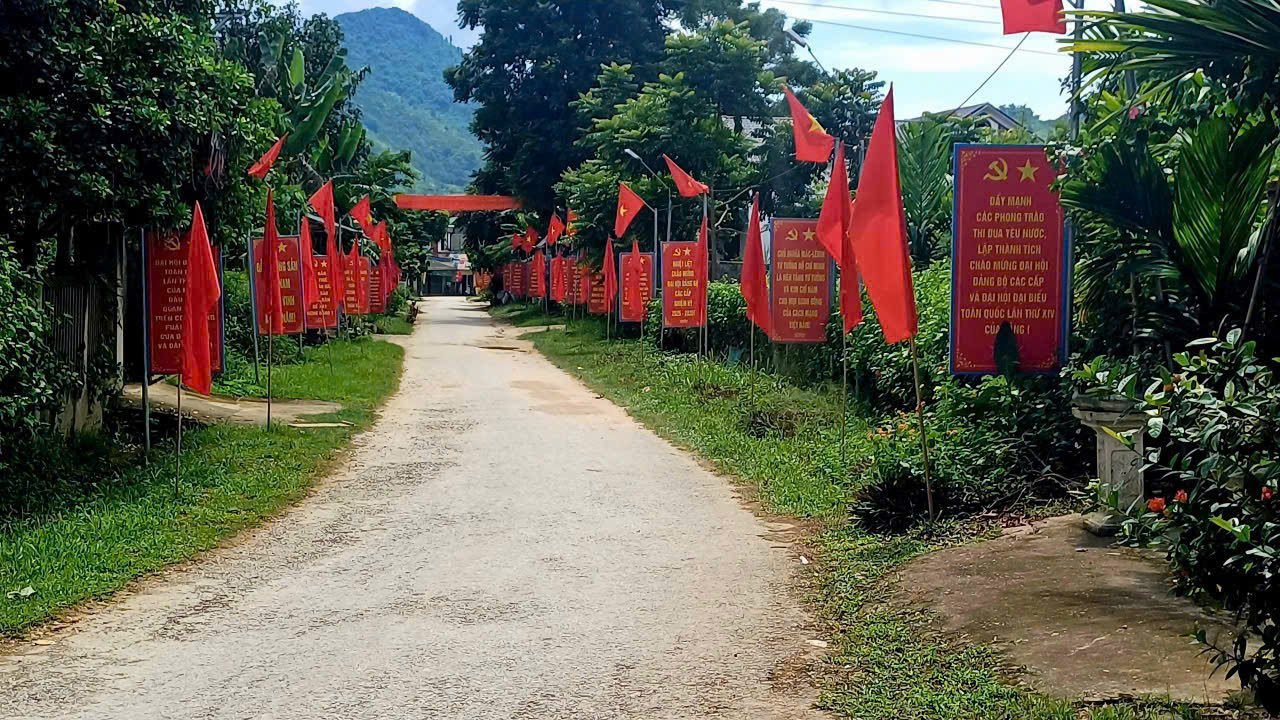 Rộn r&agrave;ng sắc cờ đỏ tr&ecirc;n c&aacute;c tuyến đường tr&ecirc;n c&aacute;c x&atilde;, phường của tỉnh L&agrave;o Cai ch&agrave;o mừng Đại hội đại biểu to&agrave;n quốc lần thứ XIV