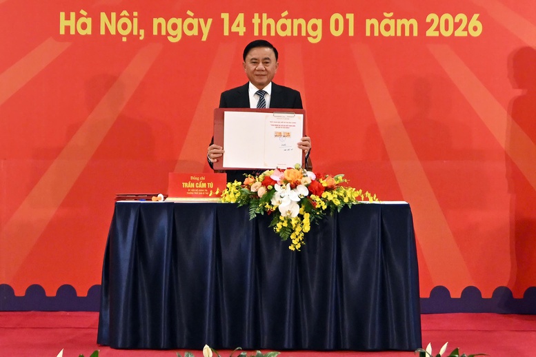 Thường trực Ban B&iacute; thư Trần Cẩm T&uacute; k&yacute; ph&aacute;t h&agrave;nh bộ tem ch&agrave;o mừng Đại hội XIV của Đảng - Ảnh: VGP/Vũ Phong