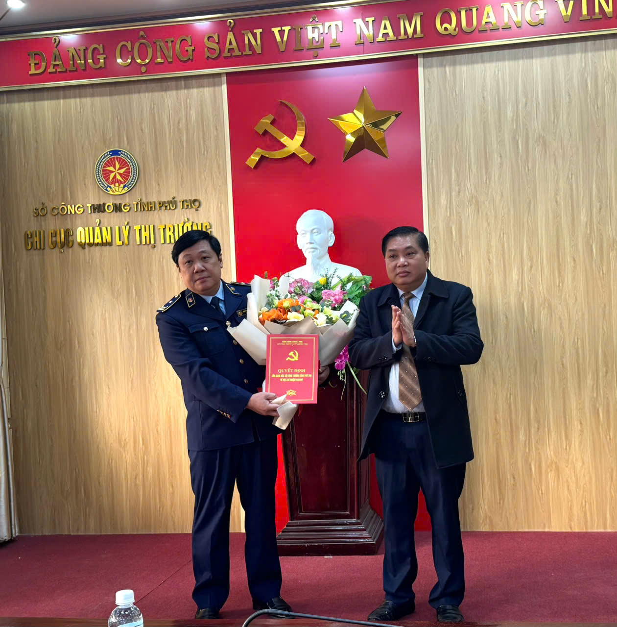 &Ocirc;ng B&ugrave;i Quang To&agrave;n - Ph&oacute; Gi&aacute;m đốc Sở C&ocirc;ng Thương trao Quyết định, tặng hoa v&agrave; giao nhiệm vụ cho đồng ch&iacute; Nguyễn Đức Trung &ndash; Chi cục trưởng Chi cục QLTT Ph&uacute; Thọ