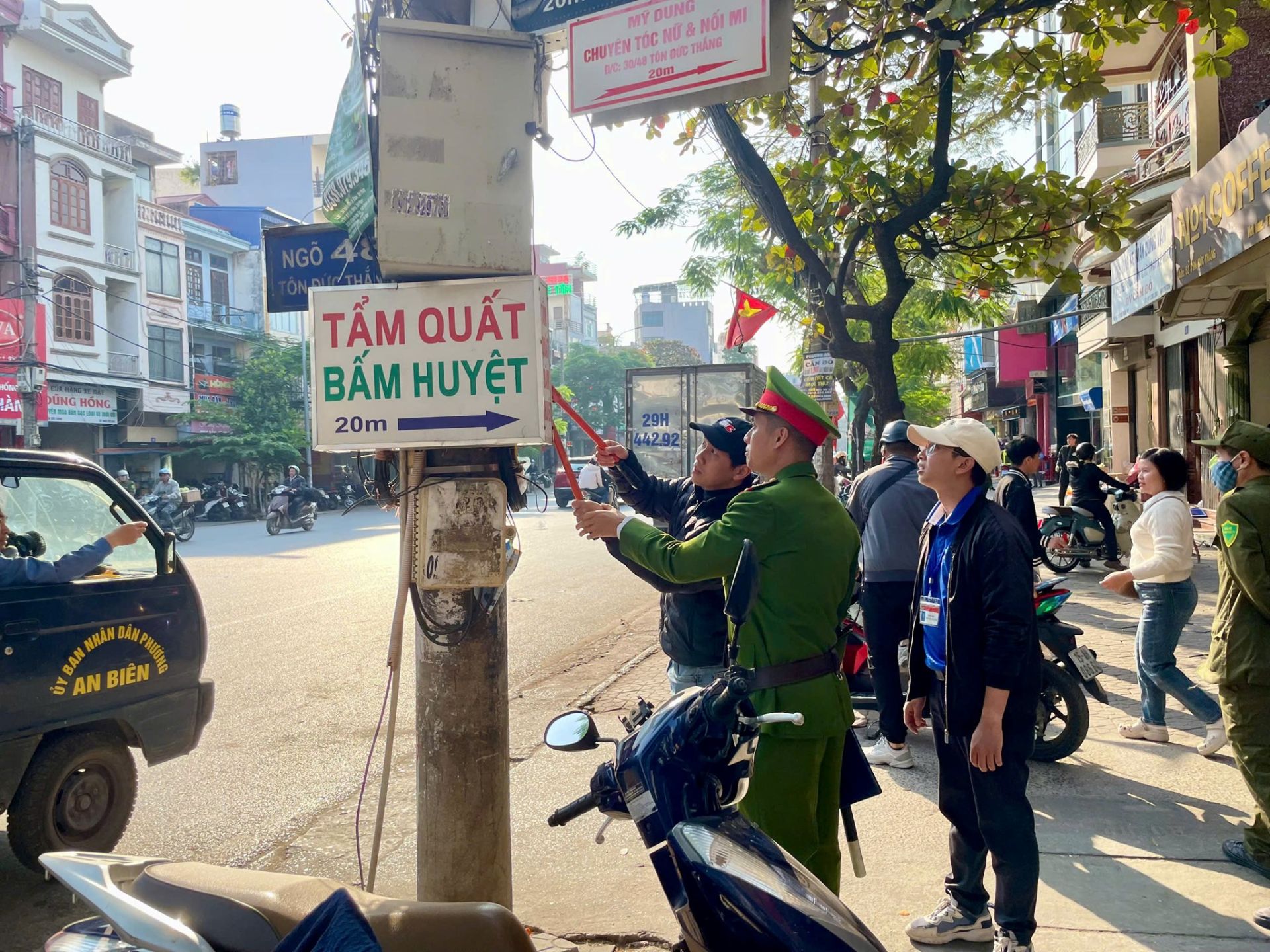 Công an phường An Biên ra quân lập lại trật tự đường hè, chào mừng Đại hội XIV của Đảng