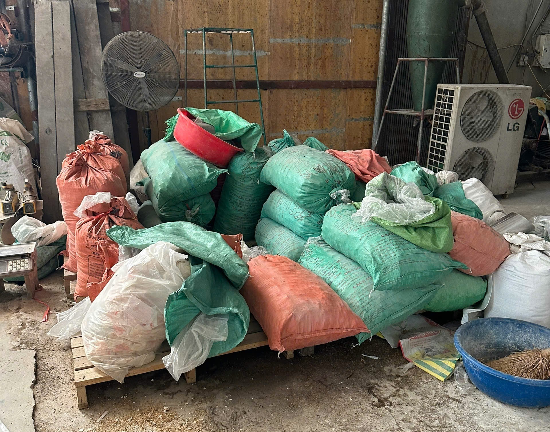 &Ocirc;ng P.V.T sản xuất, kinh doanh rượu gạo kh&ocirc;ng c&oacute; giấy ph&eacute;p v&agrave; kh&ocirc;ng đảm bảo an to&agrave;n thực phẩm.