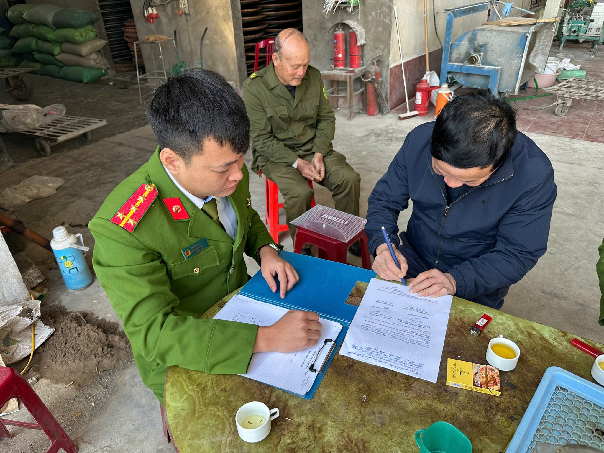 Hải Phòng: Phát hiện, xử lý một cơ sở sản xuất rượu gạo không có giấy phép và không đảm bảo an toàn thực phẩm