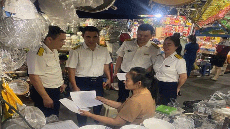 C&ocirc;ng chức Thuế Ph&uacute; Thọ hỗ trợ hộ kinh doanh c&agrave;i ứng dụng nộp thuế qua eTaxMobile v&agrave; c&agrave;i đặt phần mềm hỗ trợ k&ecirc; khai thuế.