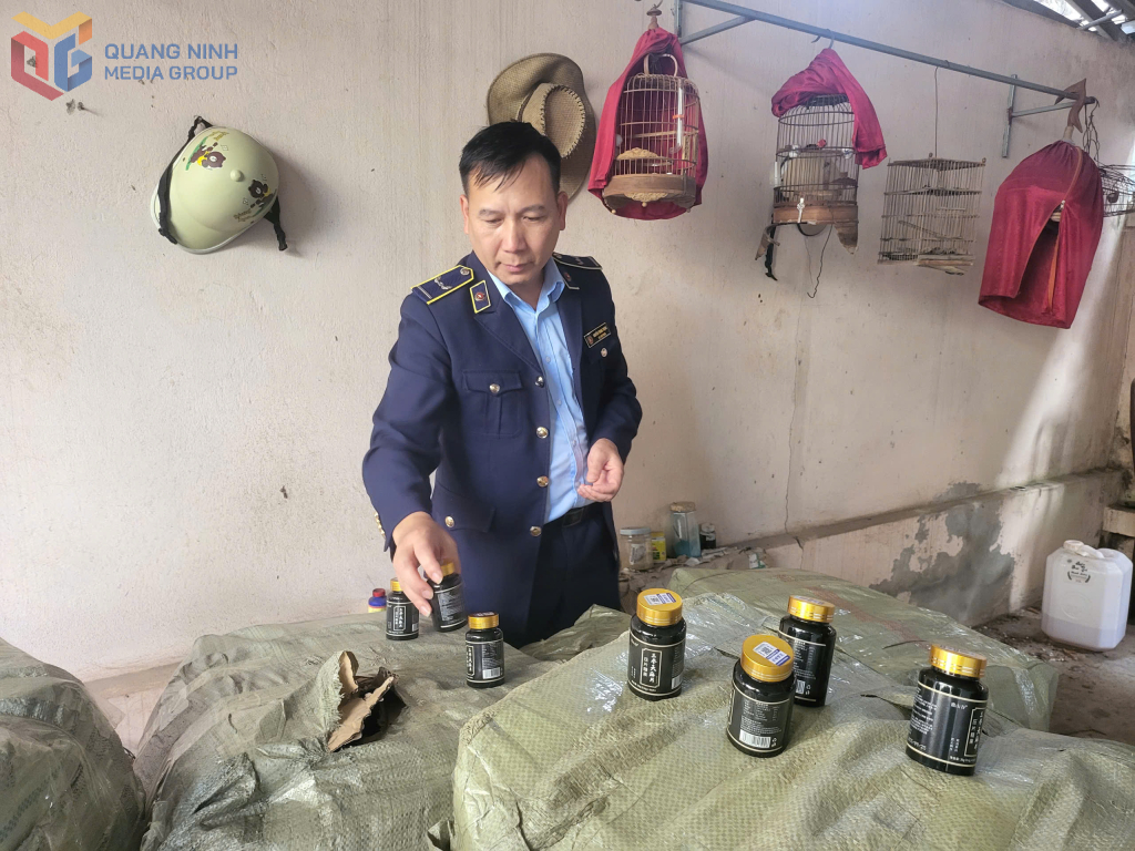 Lực lượng chức năng kiểm tra, ph&aacute;t hiện 4.200 lọ kẹo vi&ecirc;n, tr&ecirc;n nh&atilde;n ghi xuất xứ Trung Quốc kh&ocirc;ng c&oacute; h&oacute;a đơn, chứng từ chứng minh nguồn gốc xuất xứ hợp ph&aacute;p, được x&aacute;c định l&agrave; h&agrave;ng h&oacute;a nhập lậu