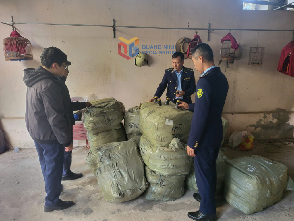 Lực lượng chức năng kiểm tra, ph&aacute;t hiện 4.200 lọ kẹo vi&ecirc;n, tr&ecirc;n nh&atilde;n ghi xuất xứ Trung Quốc kh&ocirc;ng c&oacute; h&oacute;a đơn, chứng từ chứng minh nguồn gốc xuất xứ hợp ph&aacute;p, được x&aacute;c định l&agrave; h&agrave;ng h&oacute;a nhập lậu