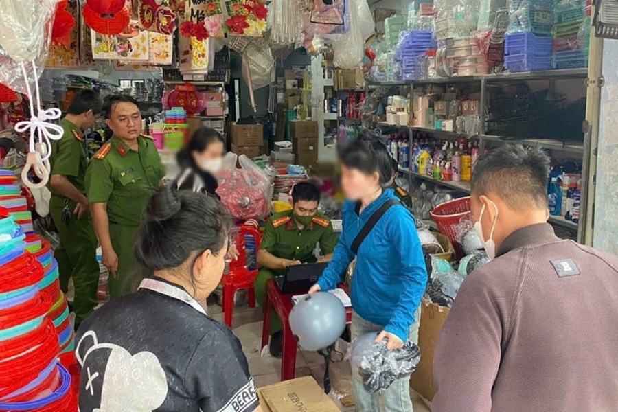 C&ocirc;ng an phường B&igrave;nh Thuận, kiểm tra việc chấp h&agrave;nh ph&aacute;p luật của cơ sở kinh doanh tr&ecirc;n địa b&agrave;n