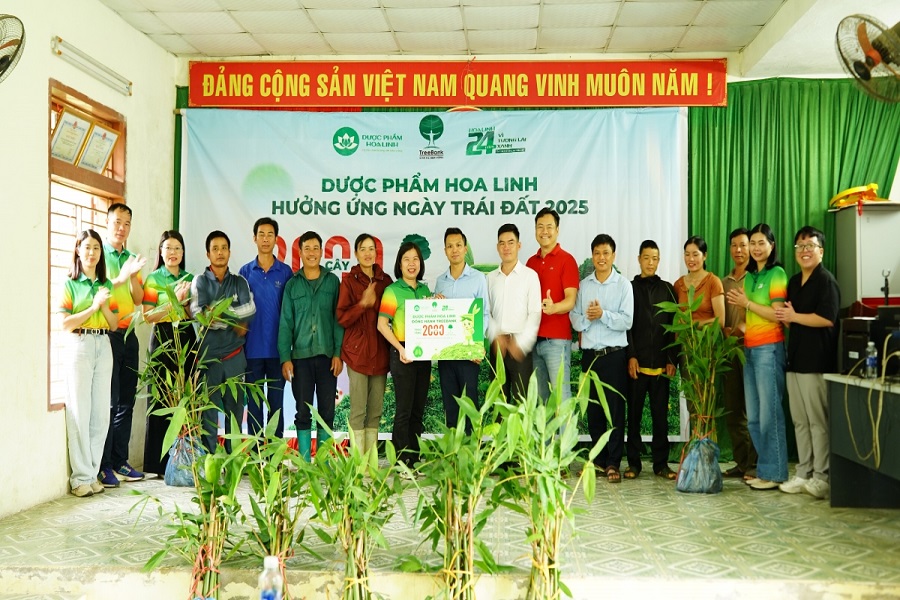 Đại diện Dược phẩm Hoa Linh trao tặng 2.000 c&acirc;y tre B&aacute;t Độ cho x&atilde; Chiềng Y&ecirc;n.
