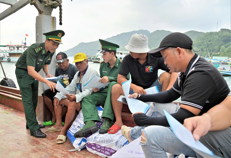BĐBP tỉnh An Giang tuy&ecirc;n truyền IUU cho ngư d&acirc;n.