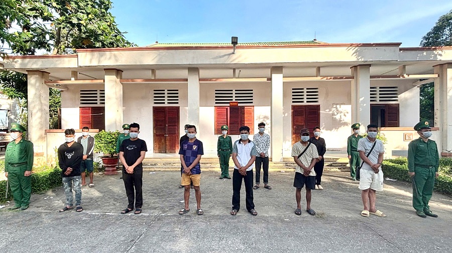 Đồn Bi&ecirc;n ph&ograve;ng Vĩnh Nguơn chủ tr&igrave;, phối hợp với Tổ số 4 (Cục Ph&ograve;ng, chống ma t&uacute;y v&agrave; tội phạm), Đội Cơ động, Đội Đặc nhiệm (Ph&ograve;ng Nghiệp vụ, Ban Chỉ huy Bộ đội Bi&ecirc;n ph&ograve;ng tỉnh An Giang) v&agrave; C&ocirc;ng an phường Vĩnh Tế ph&aacute;t hiện, bắt giữ 11 đối tượng xuất, nhập cảnh tr&aacute;i ph&eacute;p qua bi&ecirc;n giới