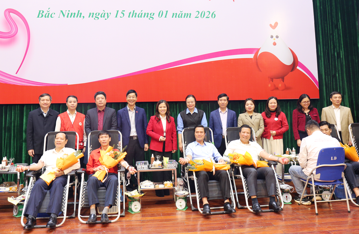 Phó Chủ tịch UBND tỉnh Lê Xuân Lợi cùng các đồng chí lãnh đạo sở, ban, ngành tham gia hiến máu hưởng ứng tại lễ phát động Phó Chủ tịch UBND tỉnh Lê Xuân Lợi cùng các đồng chí lãnh đạo sở, ban, ngành tham gia hiến máu hưởng ứng tại lễ phát động