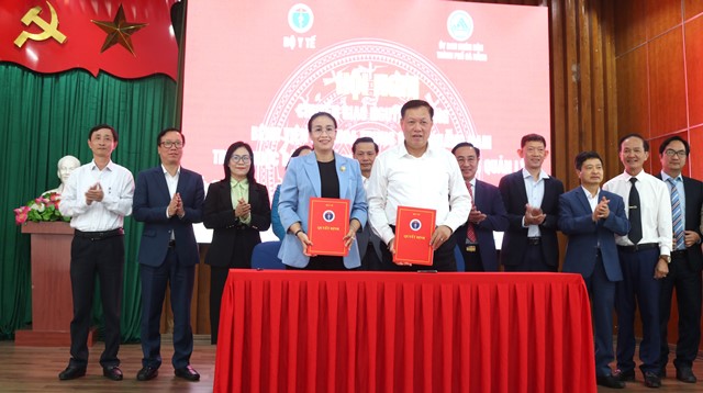 Thứ trưởng Bộ Y tế Đỗ Xu&acirc;n Tuy&ecirc;n v&agrave; Ph&oacute; chủ tịch UBND th&agrave;nh phố Đ&agrave; Nẵng Nguyễn Thị Anh Thi k&yacute; bi&ecirc;n bản chuyển giao Bệnh viện Đa khoa trung ương Quảng Nam