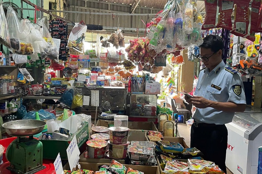 Lực lượng Quản l&yacute; thị trường kiểm tra nguồn gốc sản phẩm c&aacute;c mặt h&agrave;ng thiết yếu