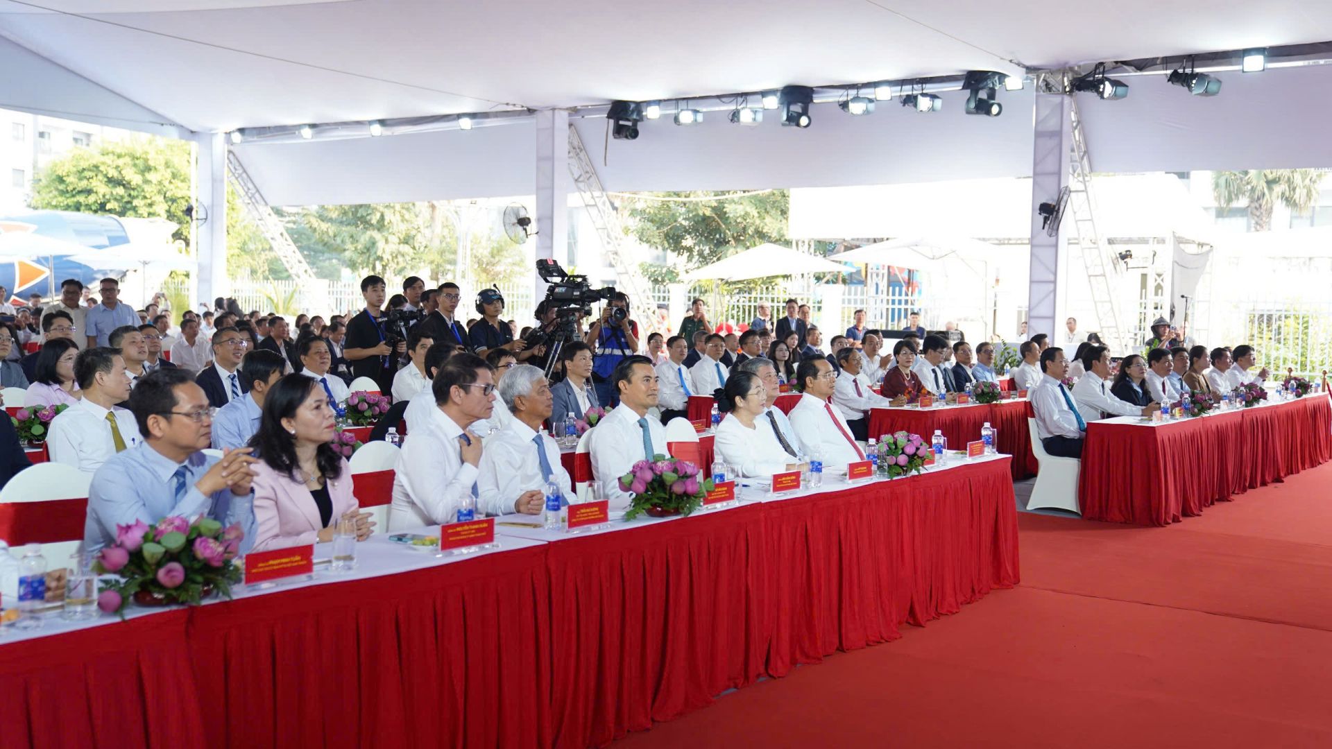 C&aacute;c đại biểu tham dự buổi lễ