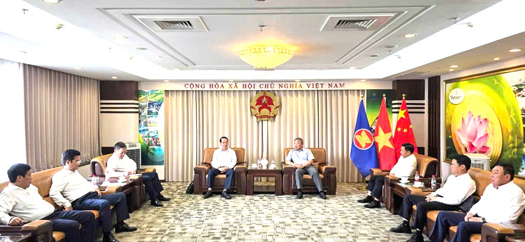 Đo&agrave;n c&ocirc;ng t&aacute;c x&uacute;c tiến đầu tư, thương mại, du lịch tỉnh Ninh B&igrave;nh l&agrave;m việc với Tổng L&atilde;nh sự qu&aacute;n Việt Nam tại Thượng Hải, Trung Quốc (th&aacute;ng 10/2025)