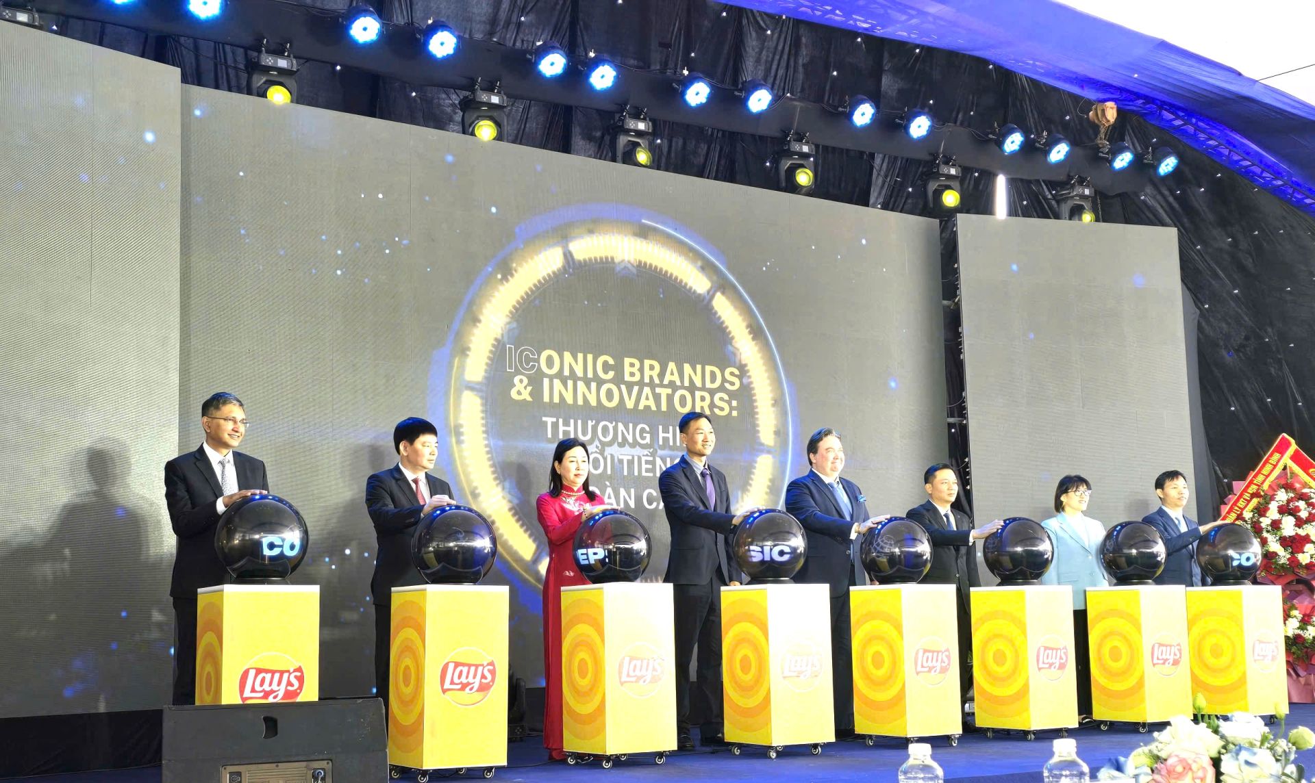 C&aacute;c đại biểu thực hiện nghi thức ấn n&uacute;t kh&aacute;nh th&agrave;nh Nh&agrave; m&aacute;y thực phẩm PEPSICO Ninh B&igrave;nh