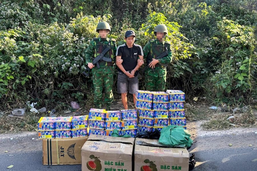 Quảng Trị: Bắt đối tượng vận chuyển trái phép 54kg pháo hoa nổ qua biên giới