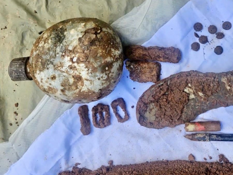 Nhiều di vật k&egrave;m theo h&agrave;i cốt c&aacute;c liệt sĩ